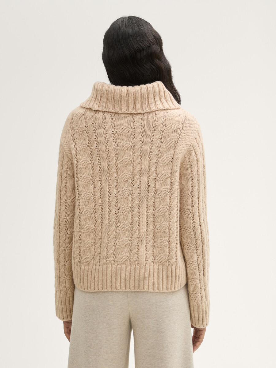 locker geschnittener pullover aus recycelter wolle