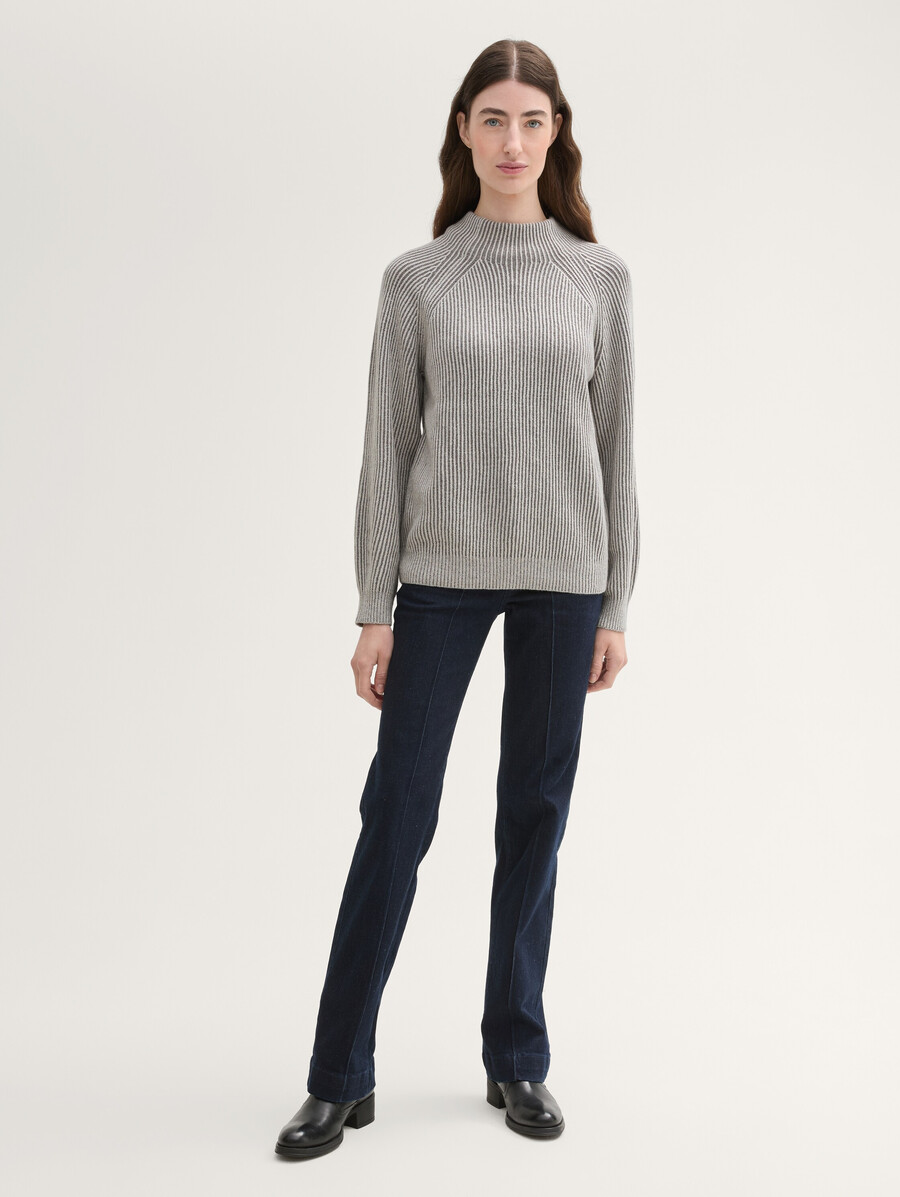 gerippter pullover mit stehkragen