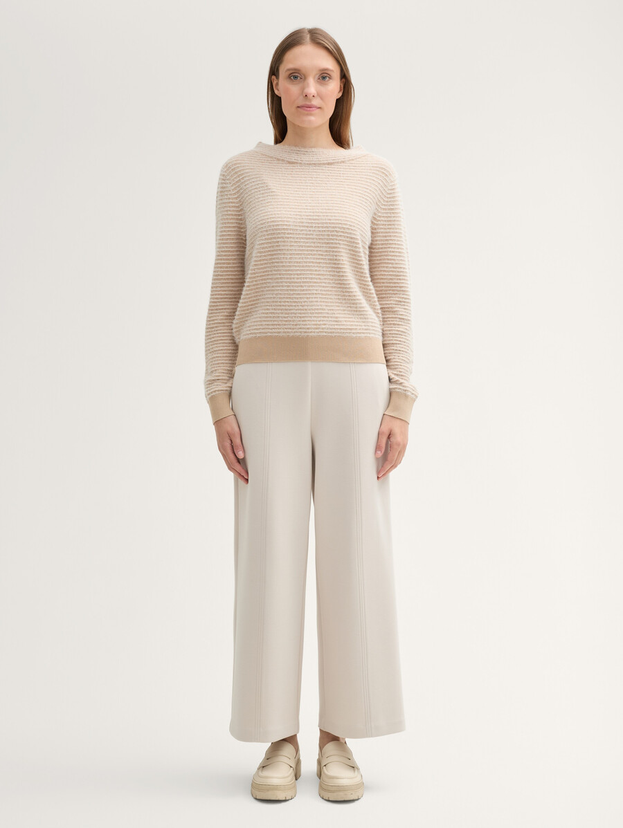 gestrickter pullover aus federgarn
