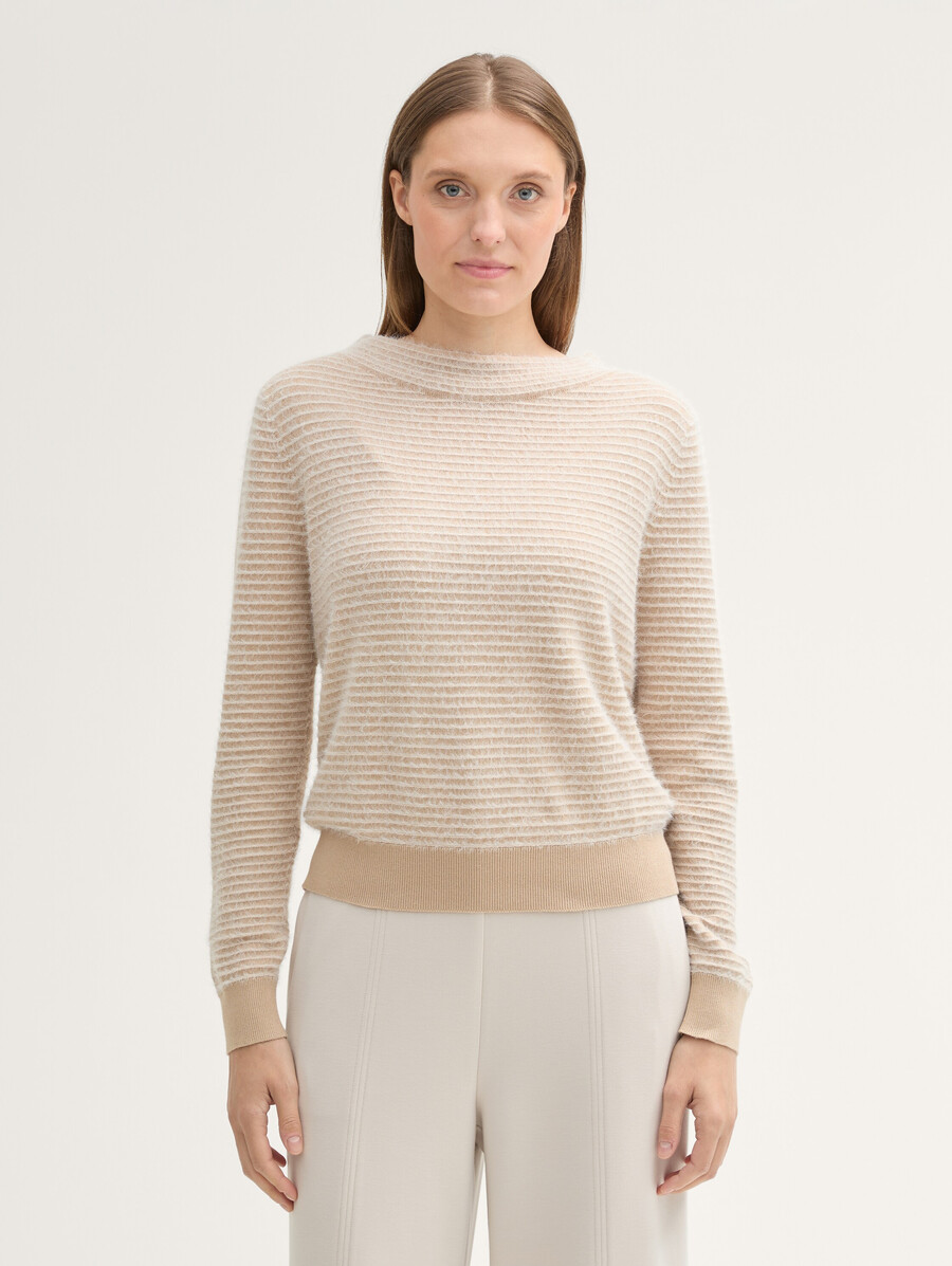 gestrickter pullover aus federgarn