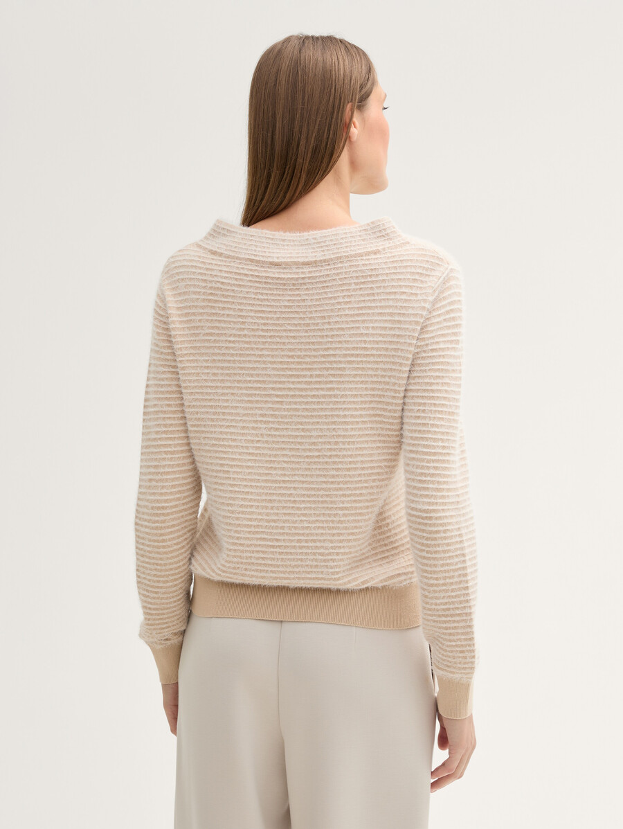 gestrickter pullover aus federgarn