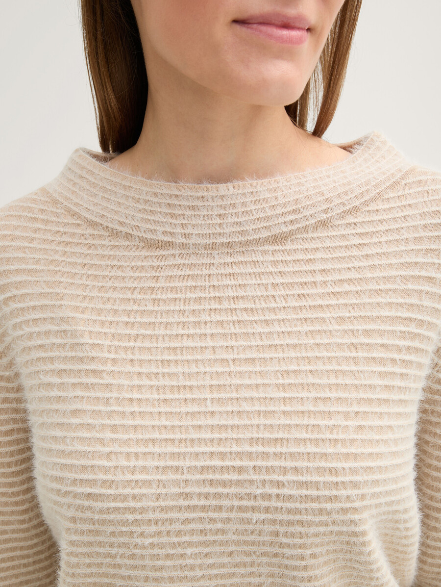 gestrickter pullover aus federgarn