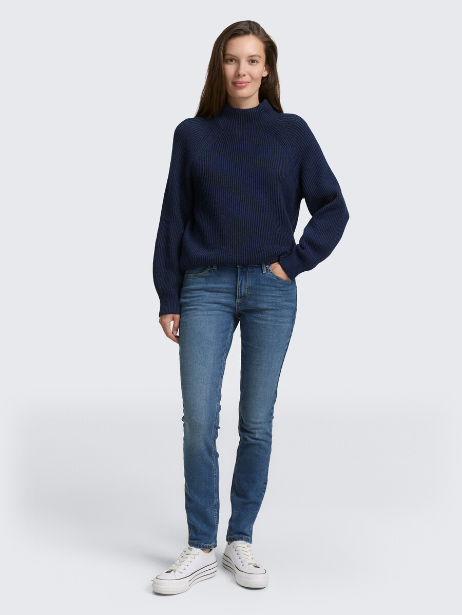 locker geschnittener strickpullover mit stehkragen