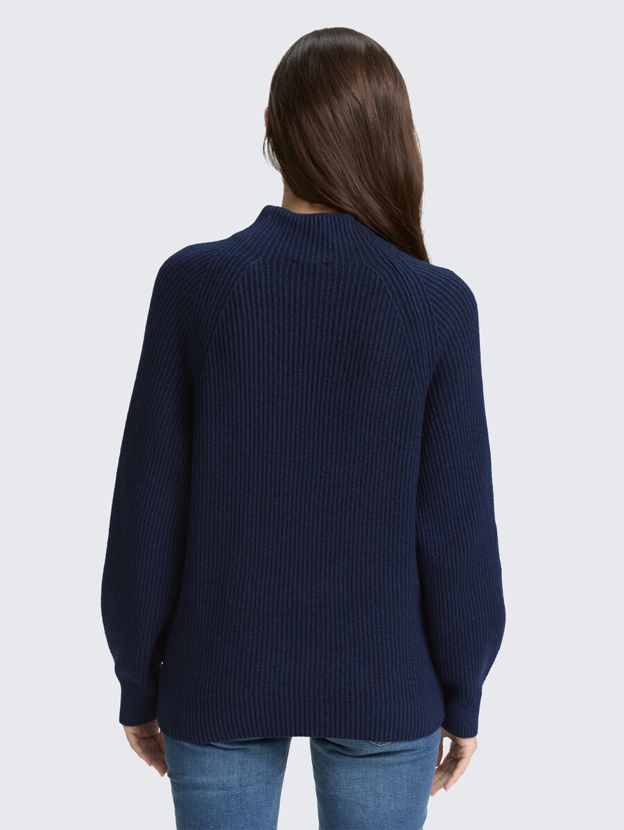 locker geschnittener strickpullover mit stehkragen