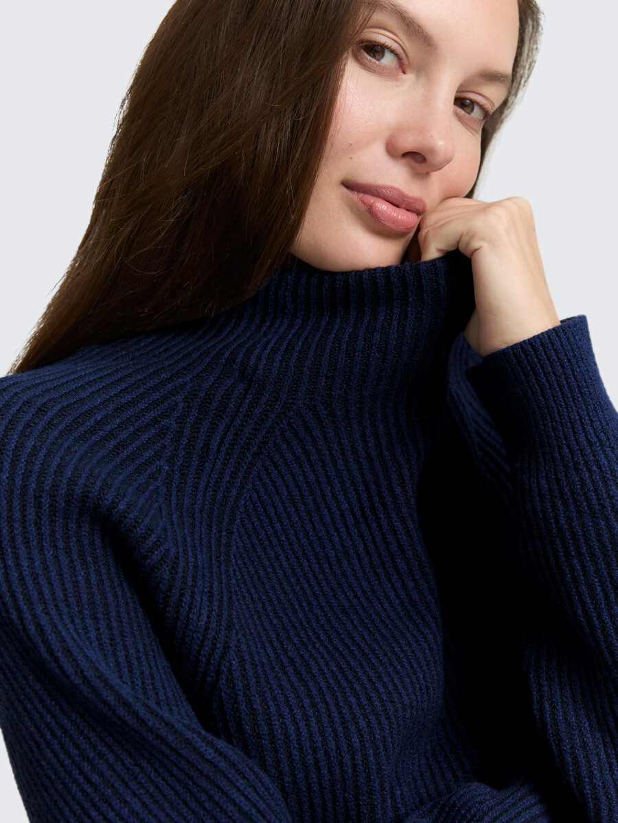 locker geschnittener strickpullover mit stehkragen
