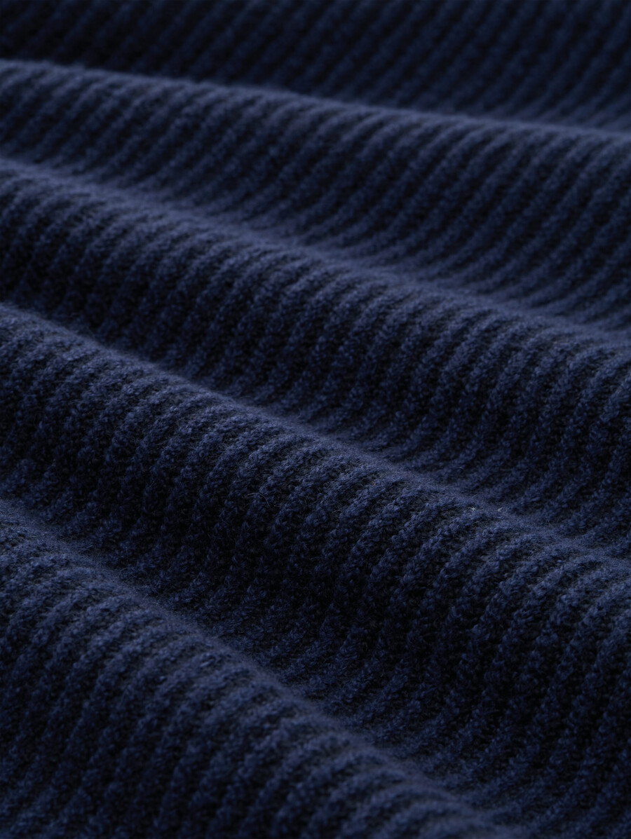locker geschnittener strickpullover mit stehkragen