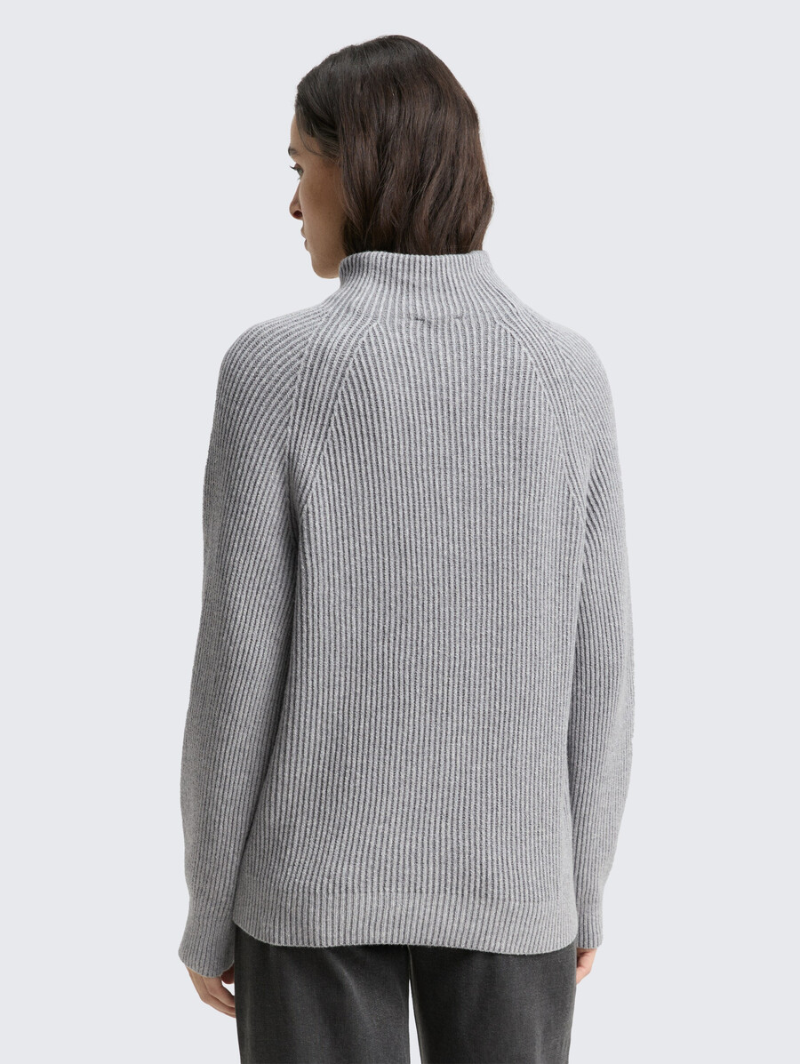 locker geschnittener strickpullover mit stehkragen