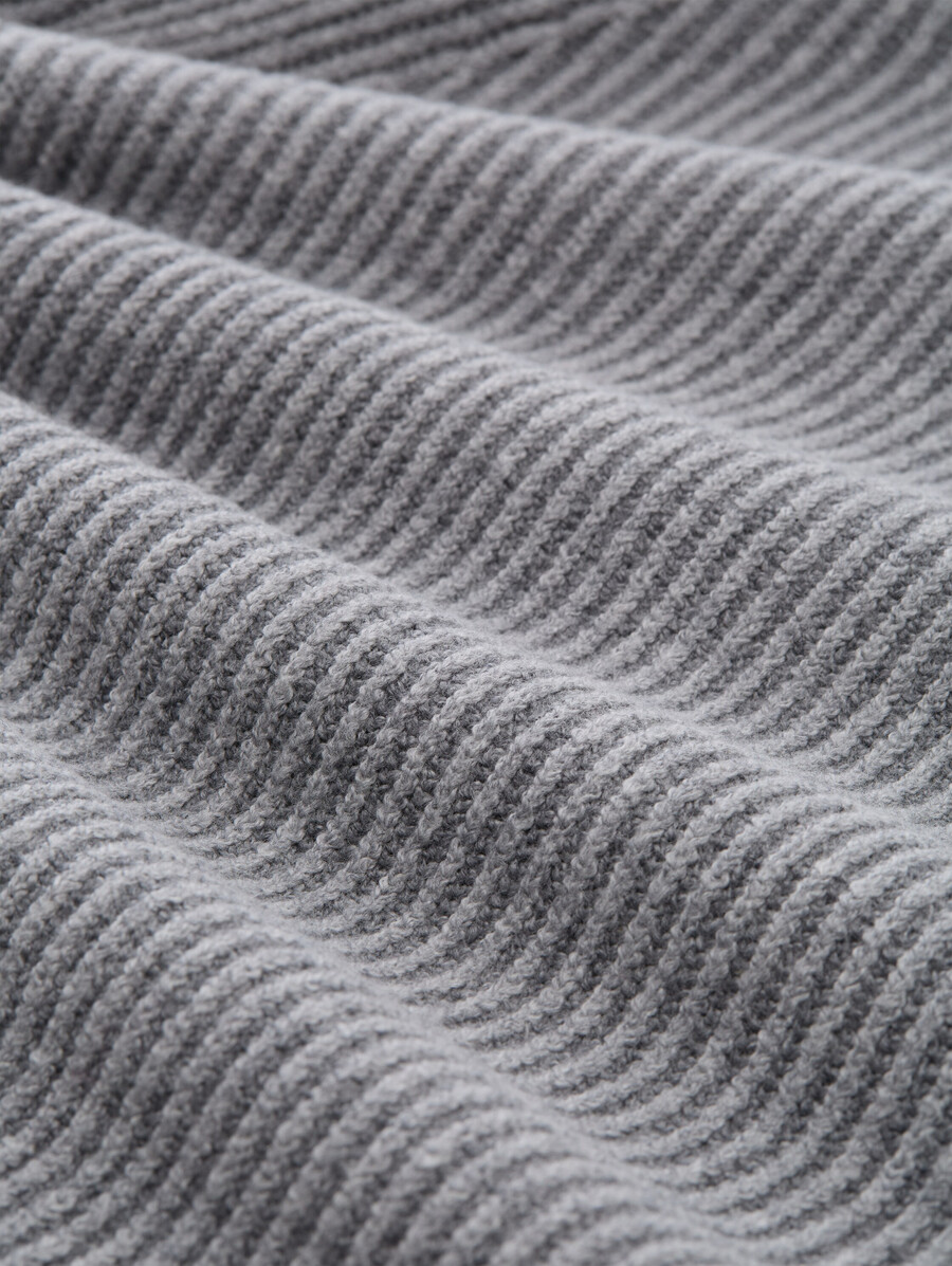 locker geschnittener strickpullover mit stehkragen