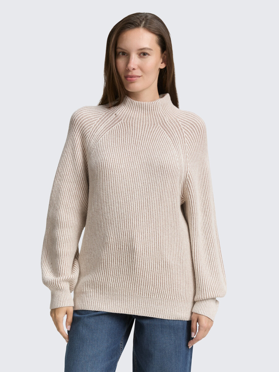 locker geschnittener strickpullover mit stehkragen