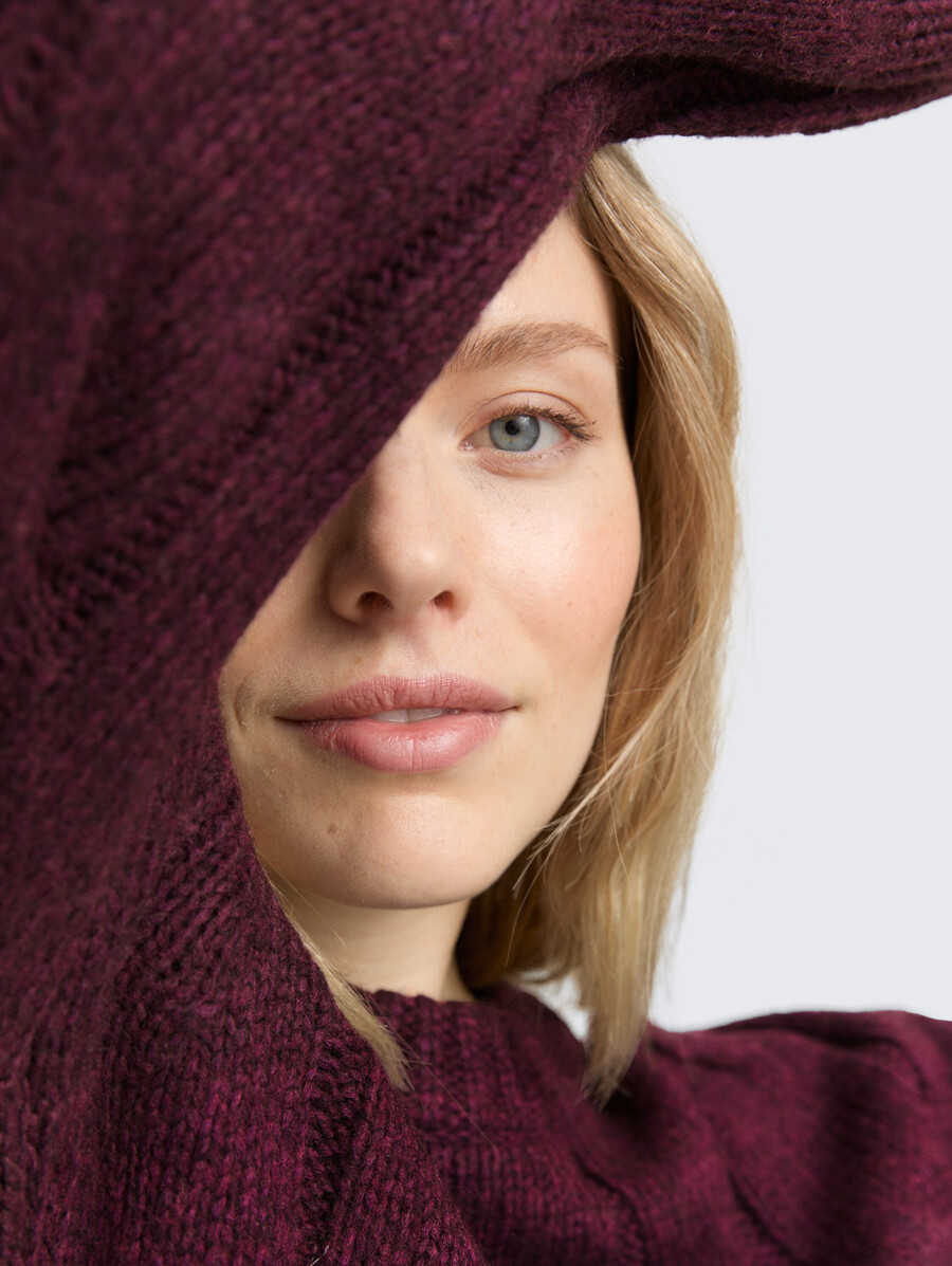 locker geschnittener strickpullover mit zopfmuster