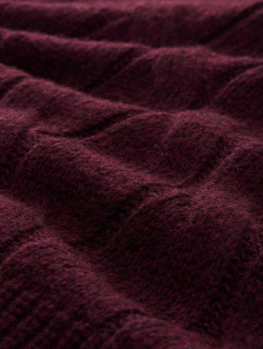 locker geschnittener strickpullover mit zopfmuster