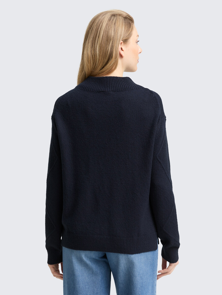 locker geschnittener strickpullover mit stehkragen