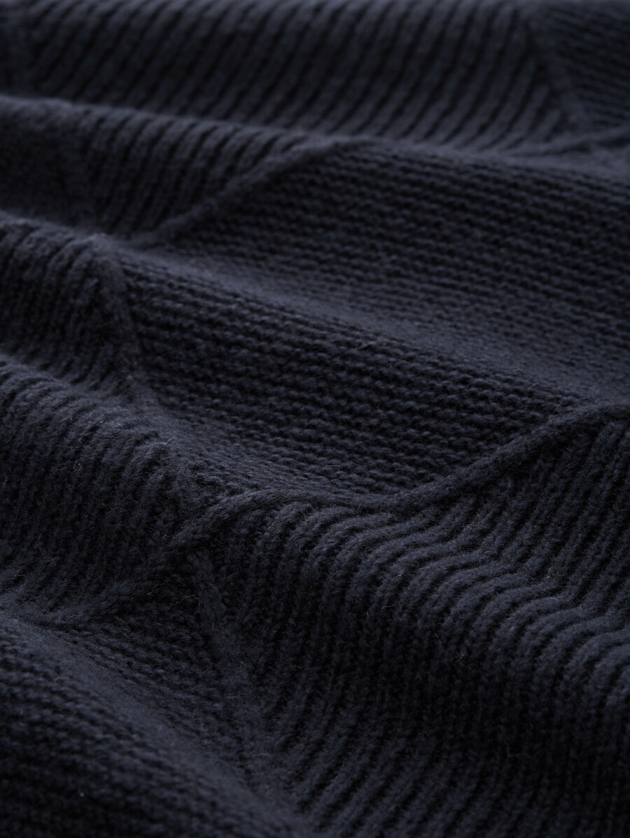 locker geschnittener strickpullover mit stehkragen