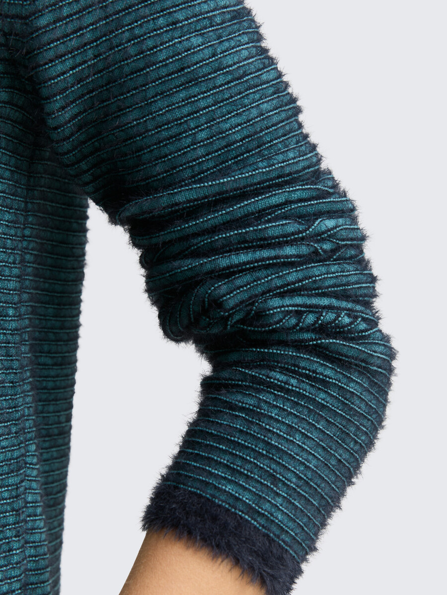 gestrickter pullover aus federgarn
