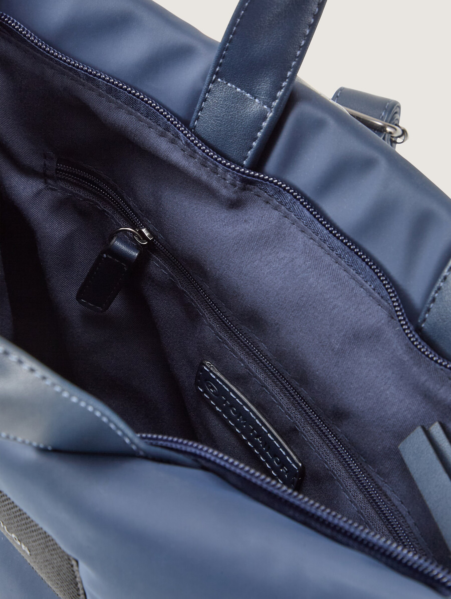 der ttpatti m rucksack ist aus wasserabweisendem recyceltem nylon gefertigt.