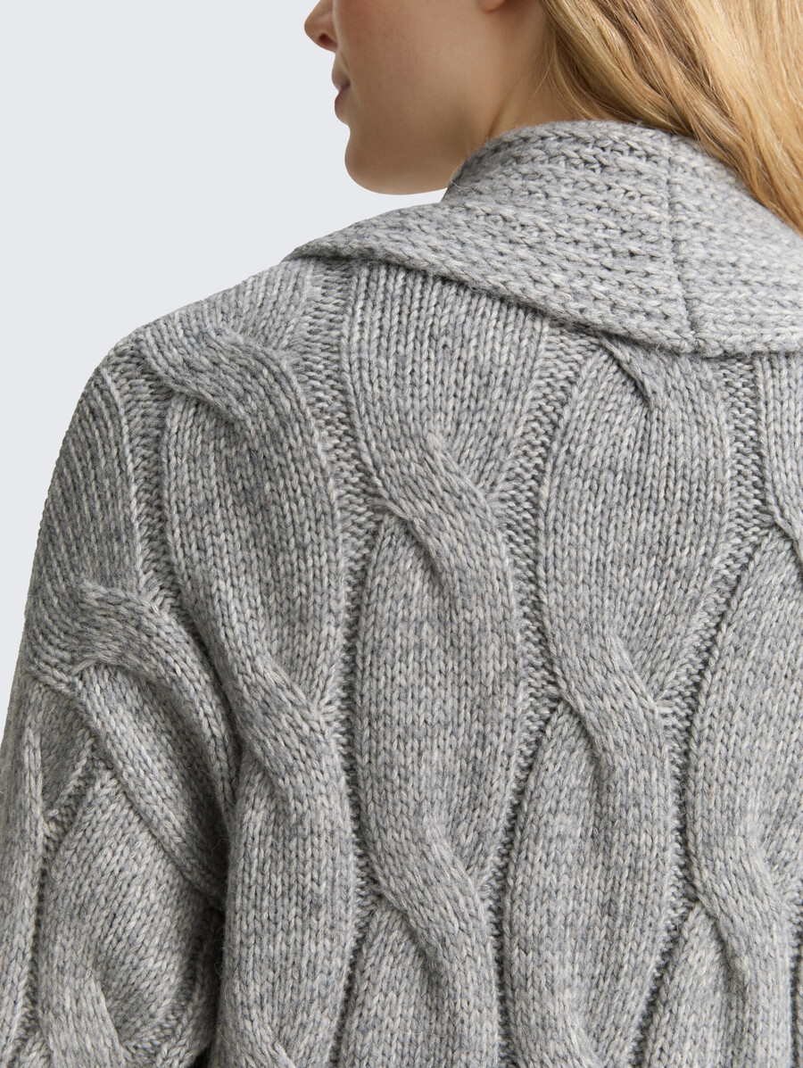 locker geschnittene strickjacke mit zopfmuster