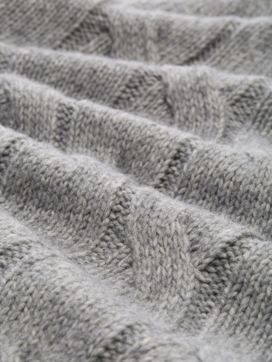 locker geschnittene strickjacke mit zopfmuster