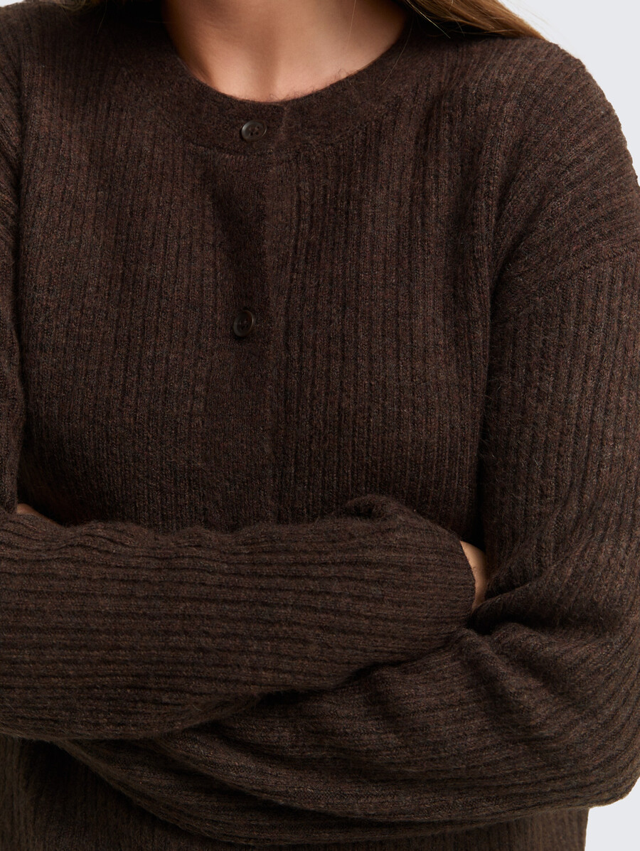 gemütliche strickjacke mit rundhalsausschnitt