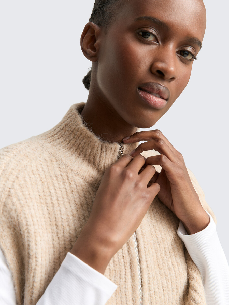 Ärmelloser pullover mit stehkragen