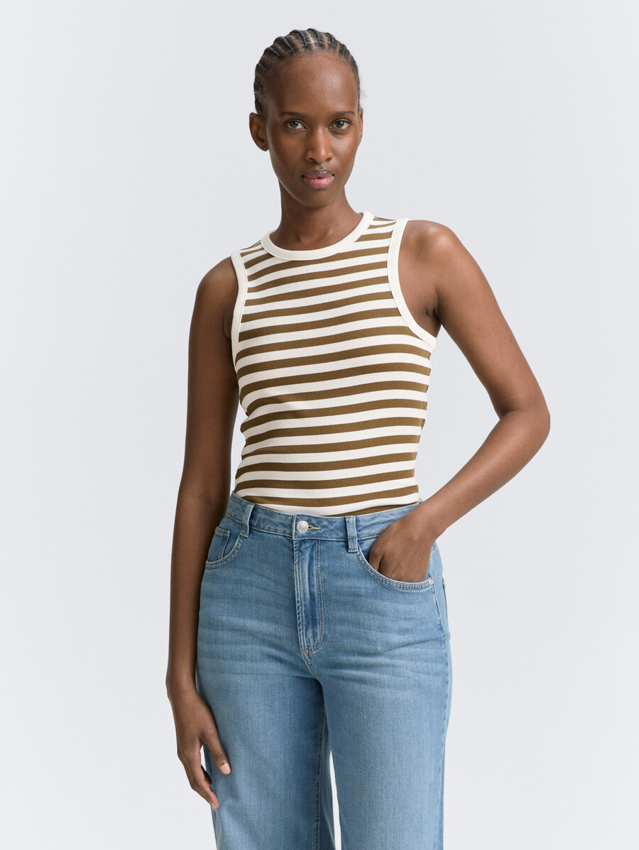racerback-top mit gerippter struktur