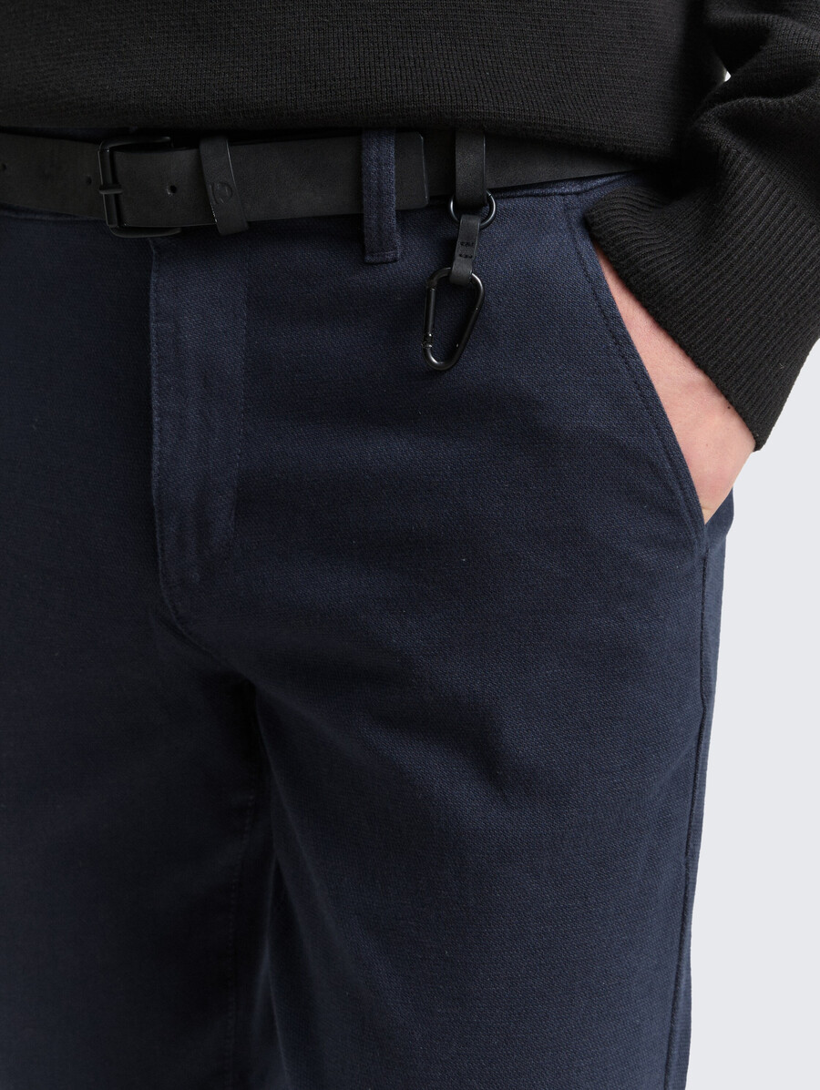 chino-hose mit geradem schnitt und gürtel