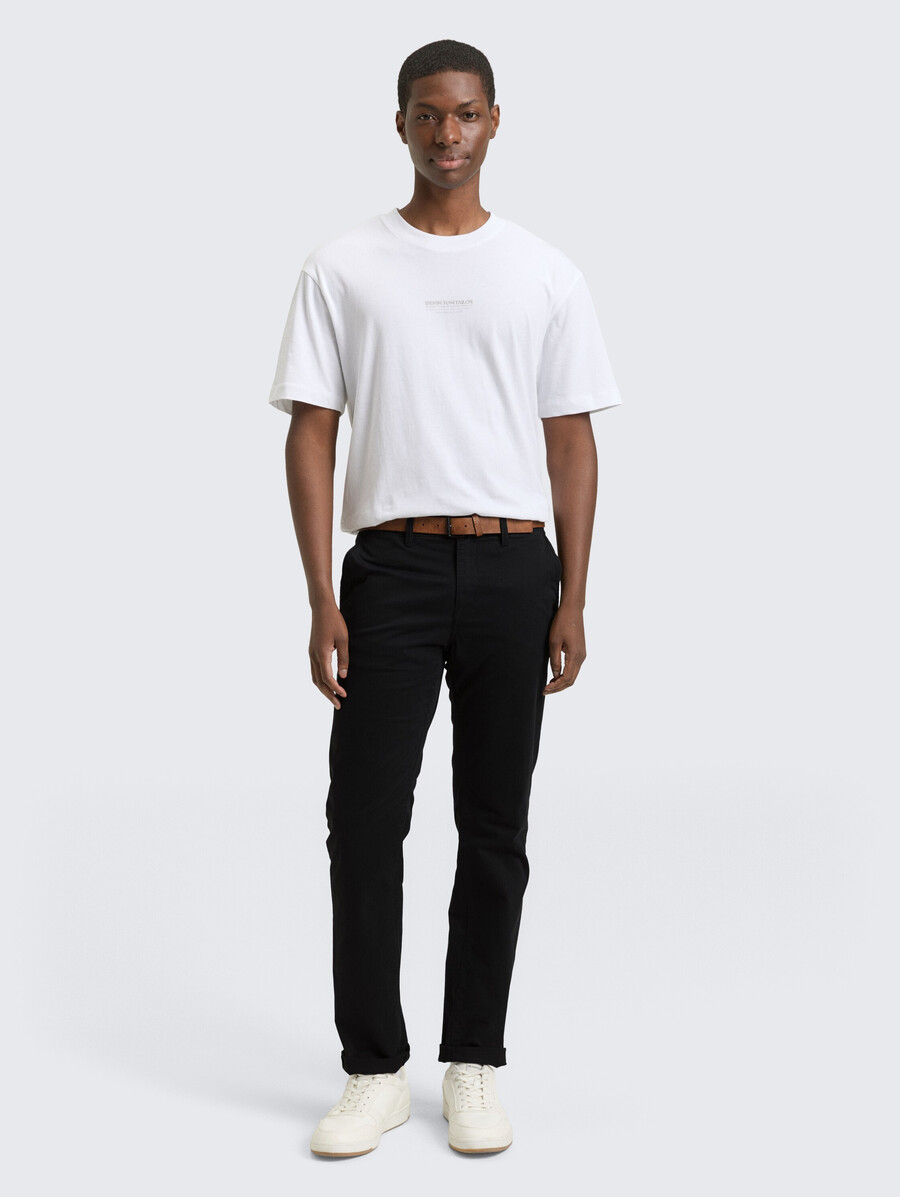 schmal geschnittene chino-hose mit gürtel