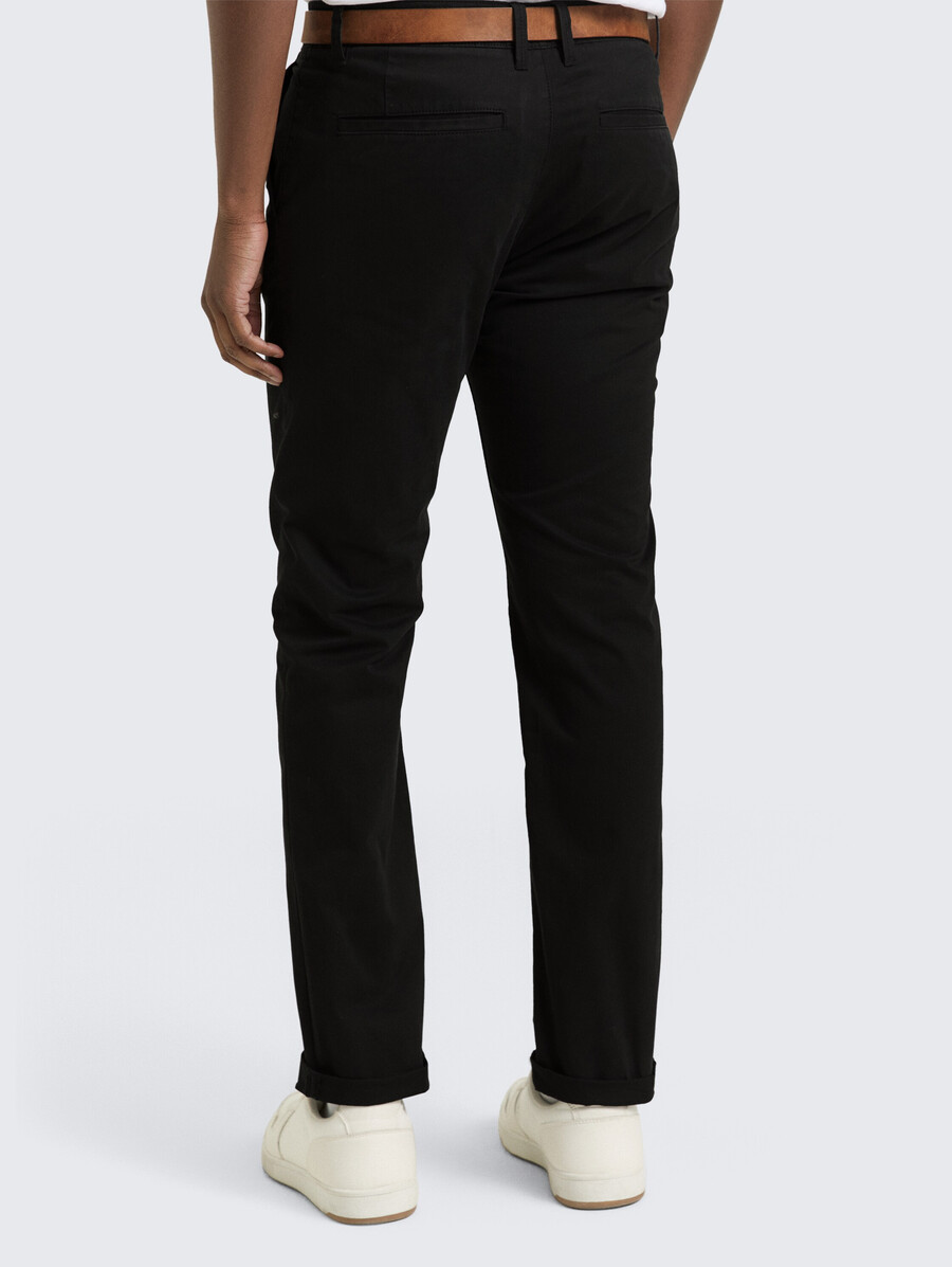 schmal geschnittene chino-hose mit gürtel