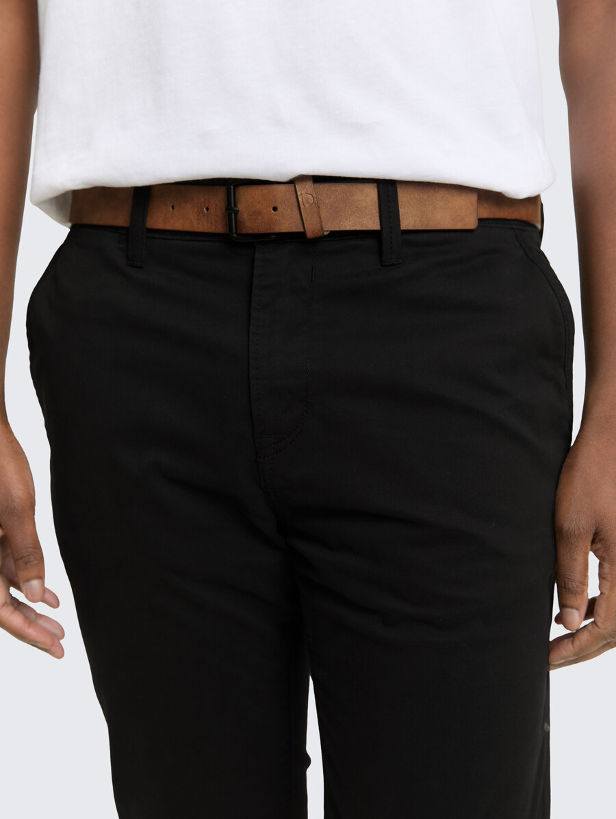 schmal geschnittene chino-hose mit gürtel