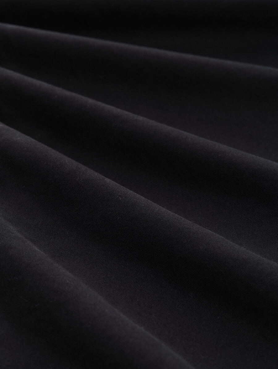 schmal geschnittene chino-hose mit gürtel