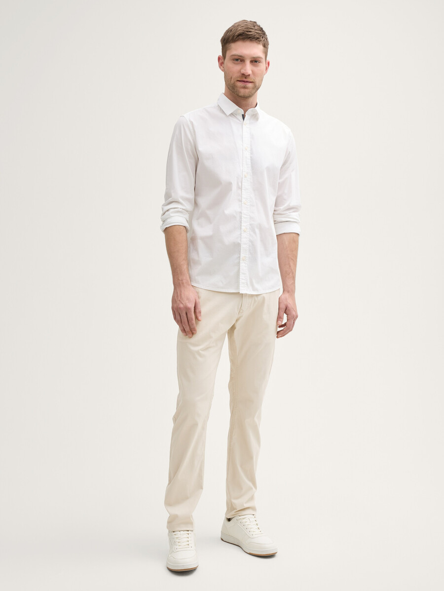 schmal zulaufende chino-hosen