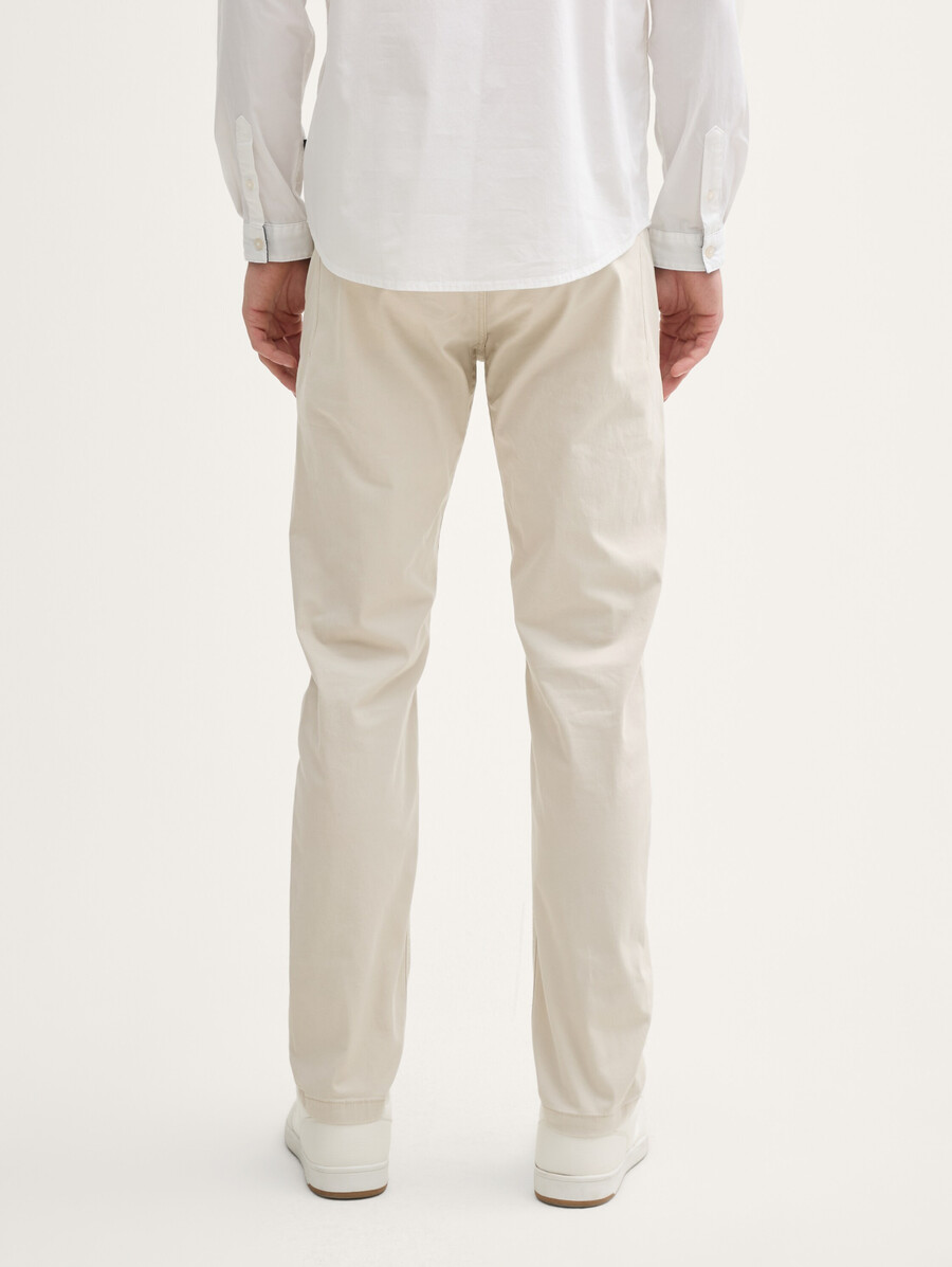 schmal zulaufende chino-hosen