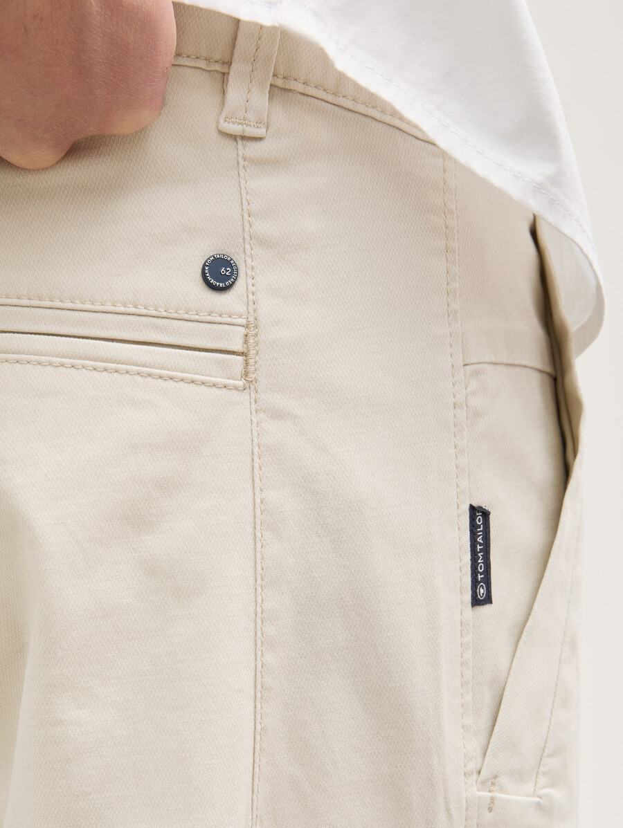 schmal zulaufende chino-hosen