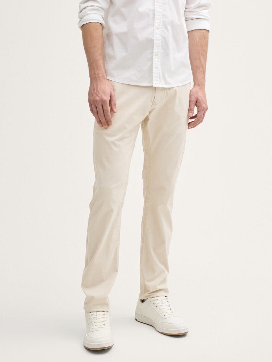 schmal zulaufende chino-hosen