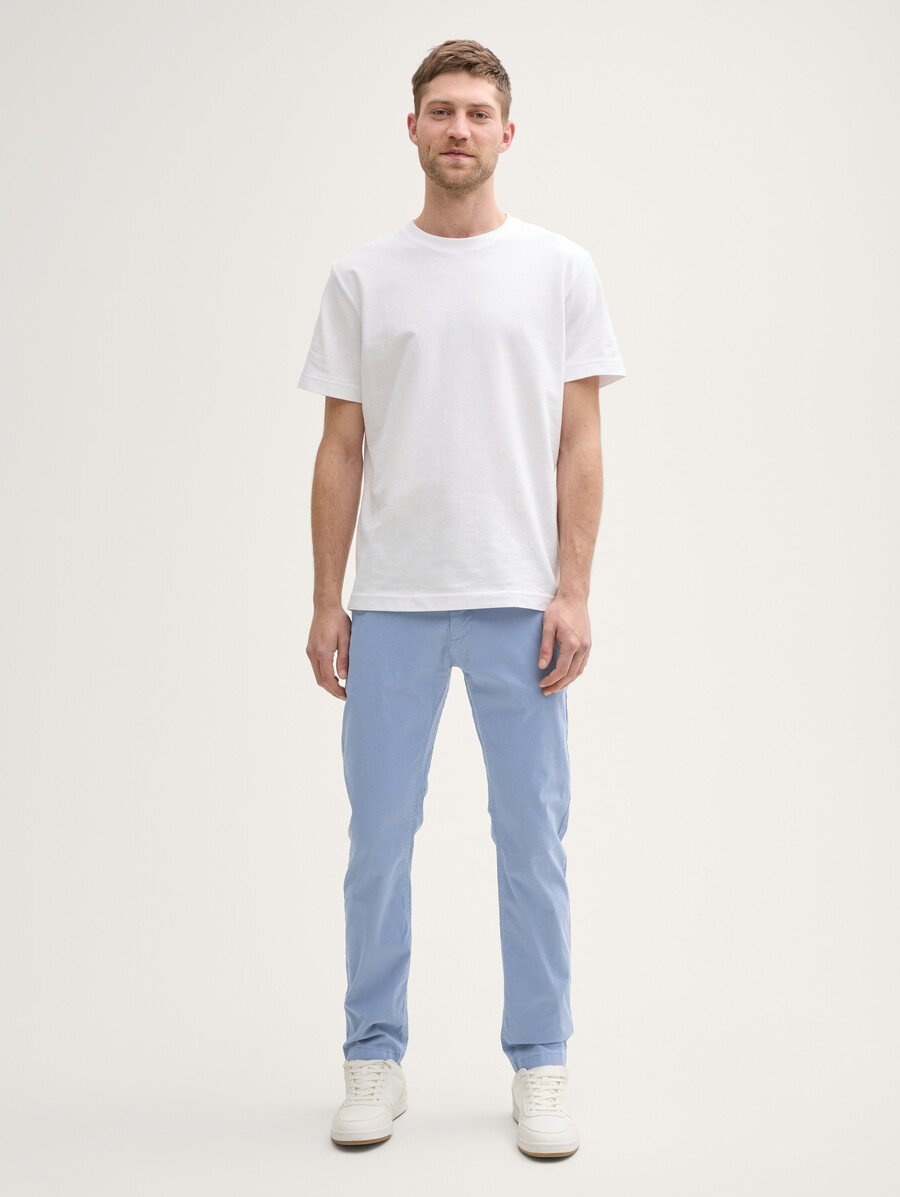 schmal zulaufende chino-hosen