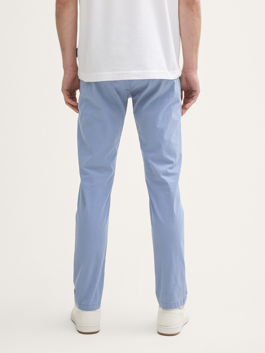 schmal zulaufende chino-hosen