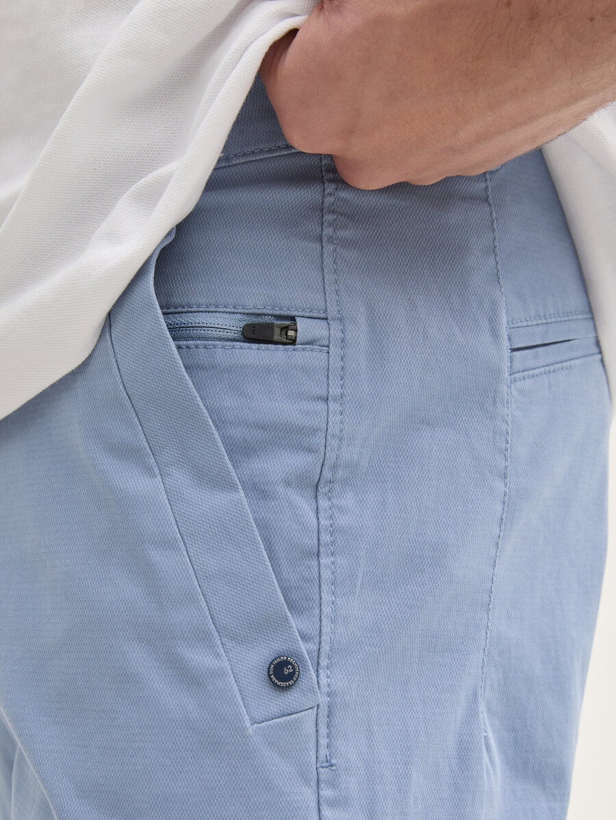 schmal zulaufende chino-hosen