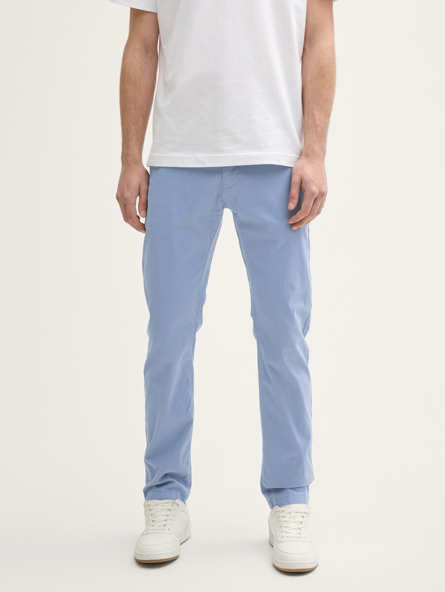 schmal zulaufende chino-hosen