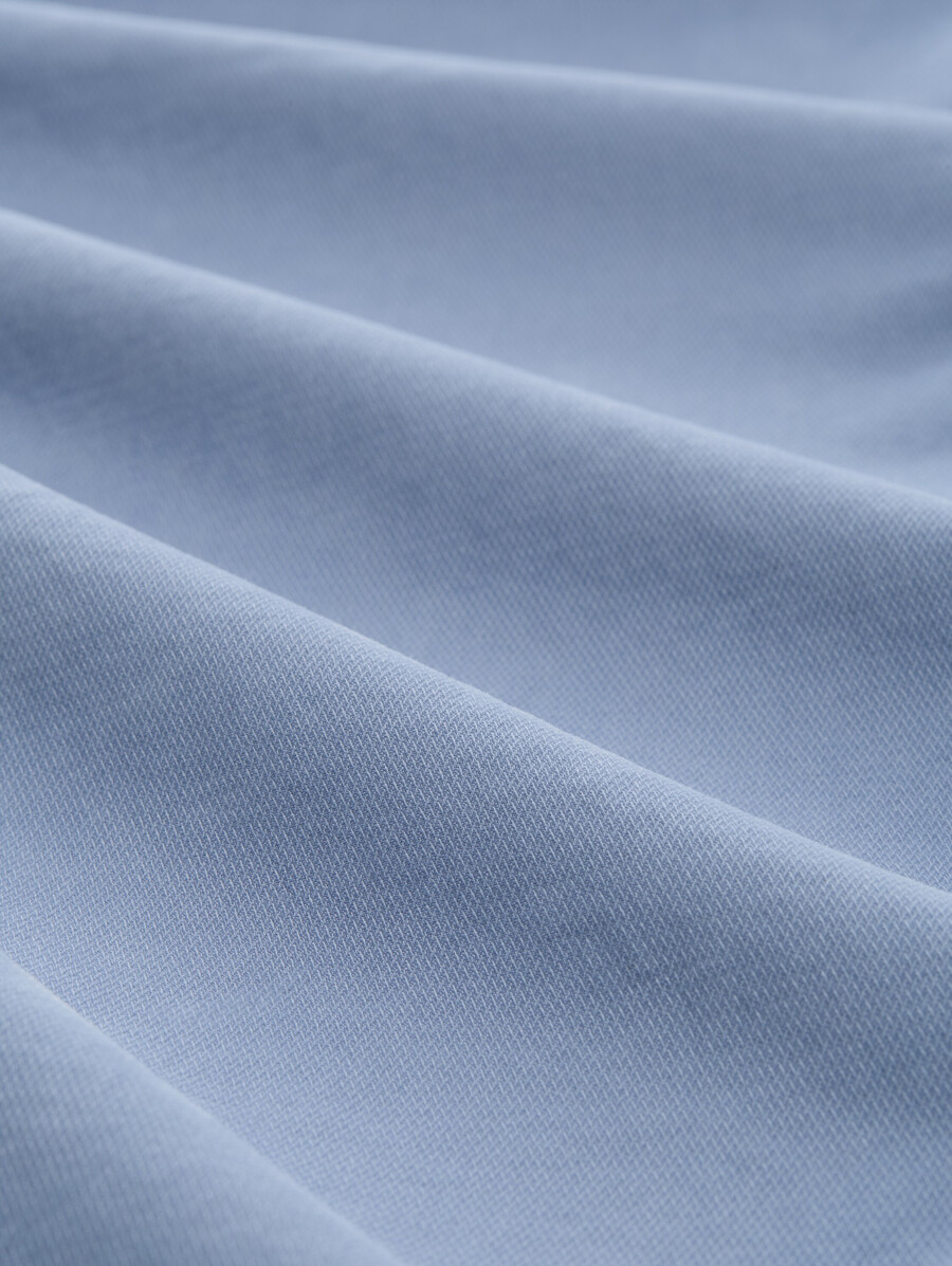 schmal zulaufende chino-hosen