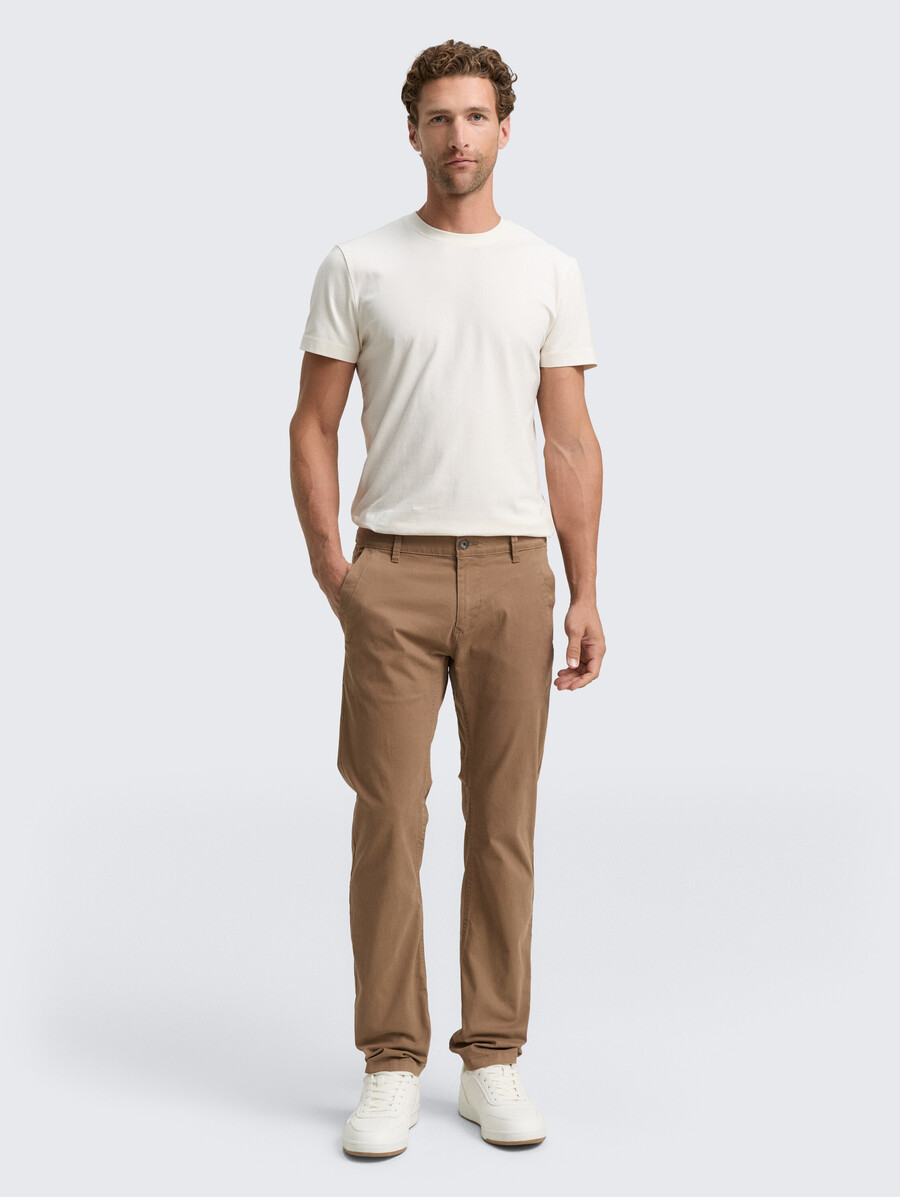 schmal zulaufende chino-hosen