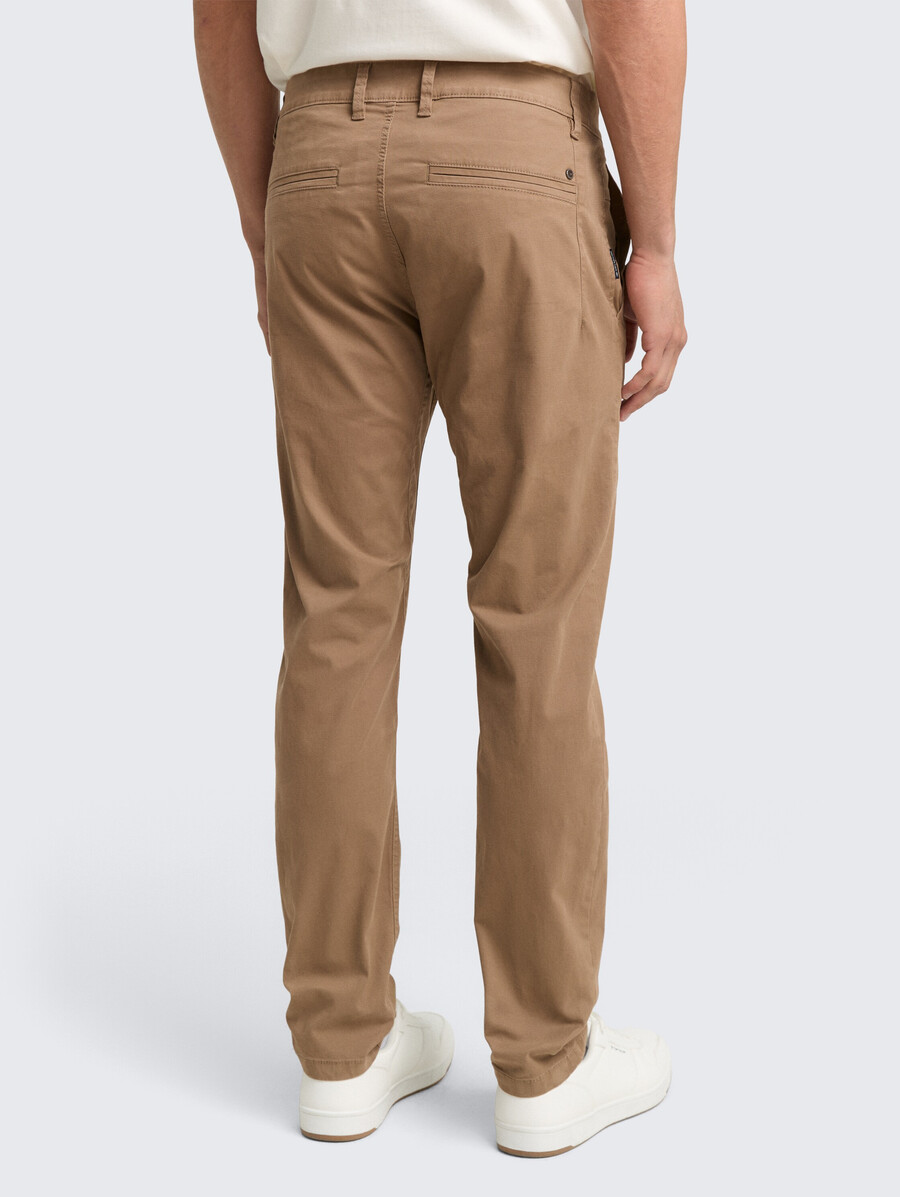 schmal zulaufende chino-hosen