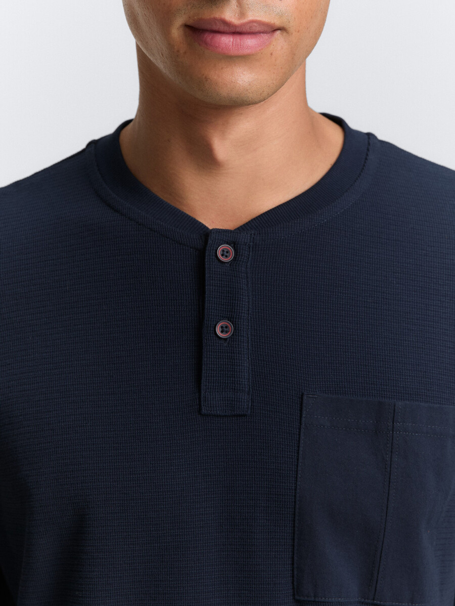 geripptes henley-langarmhemd mit brusttasche