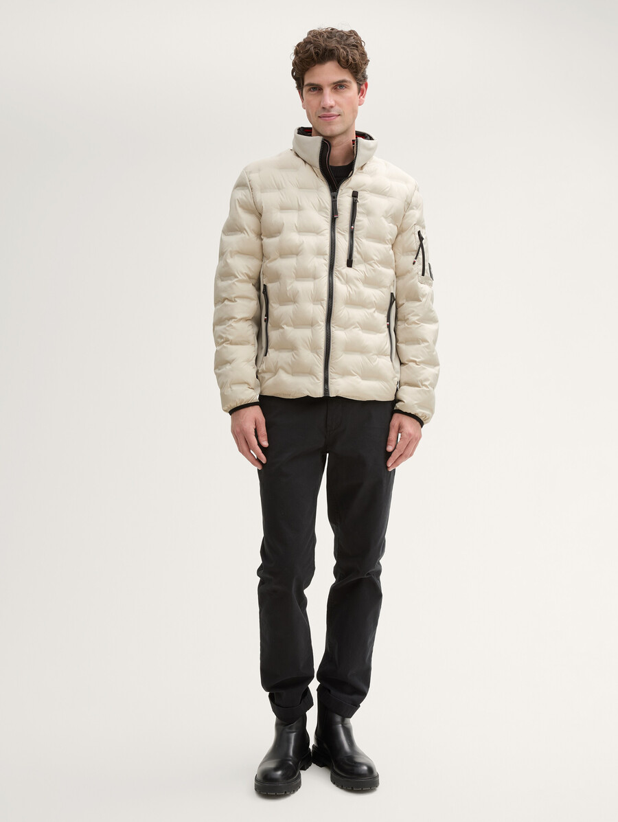 leichte hybrid-steppjacke mit kapuze und stehkragen