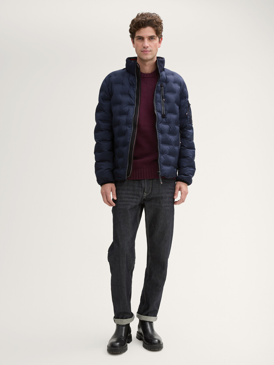 leichte hybrid-steppjacke mit kapuze und stehkragen