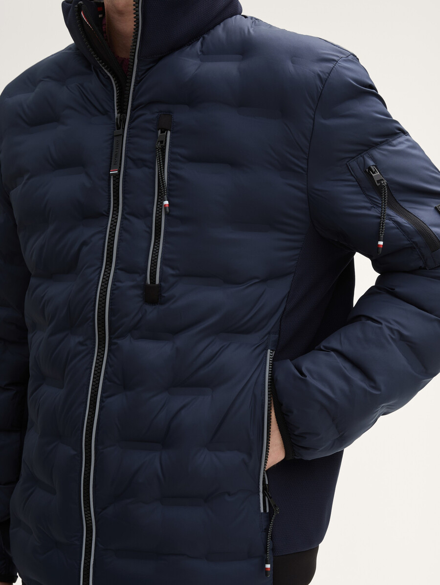 leichte hybrid-steppjacke mit kapuze und stehkragen
