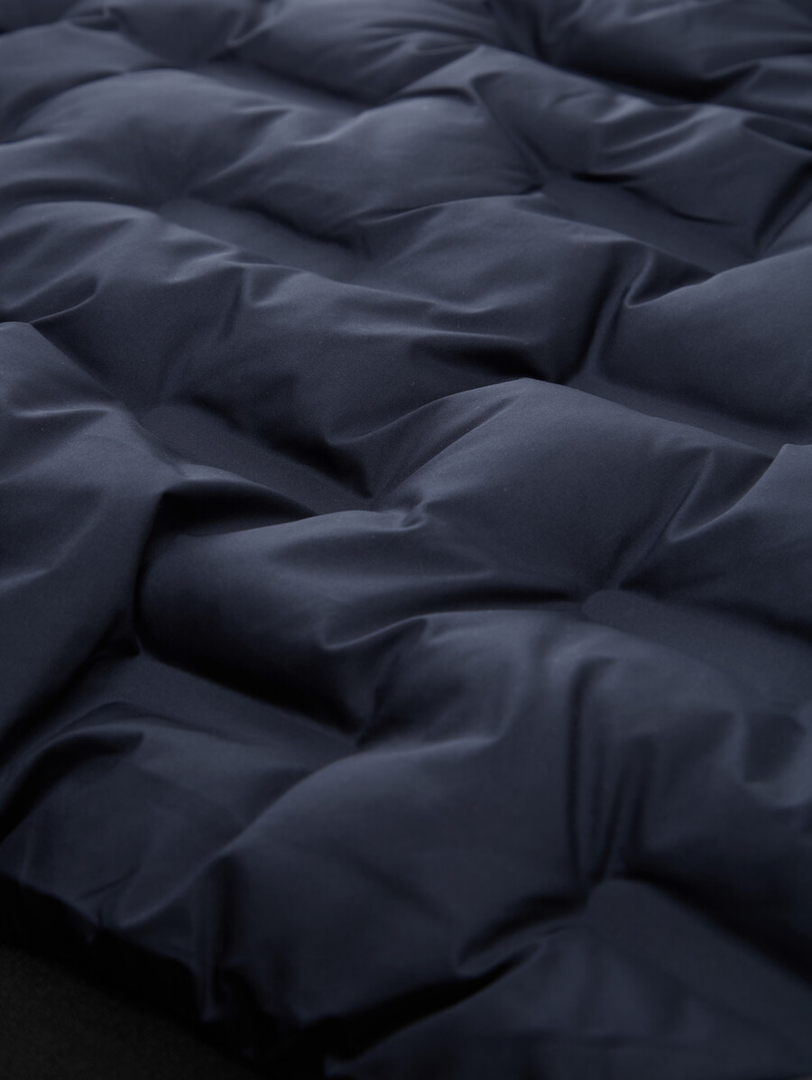 leichte hybrid-steppjacke mit kapuze und stehkragen