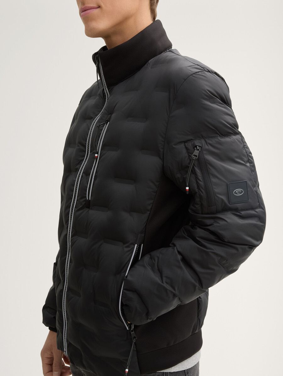 leichte hybrid-steppjacke mit kapuze und stehkragen