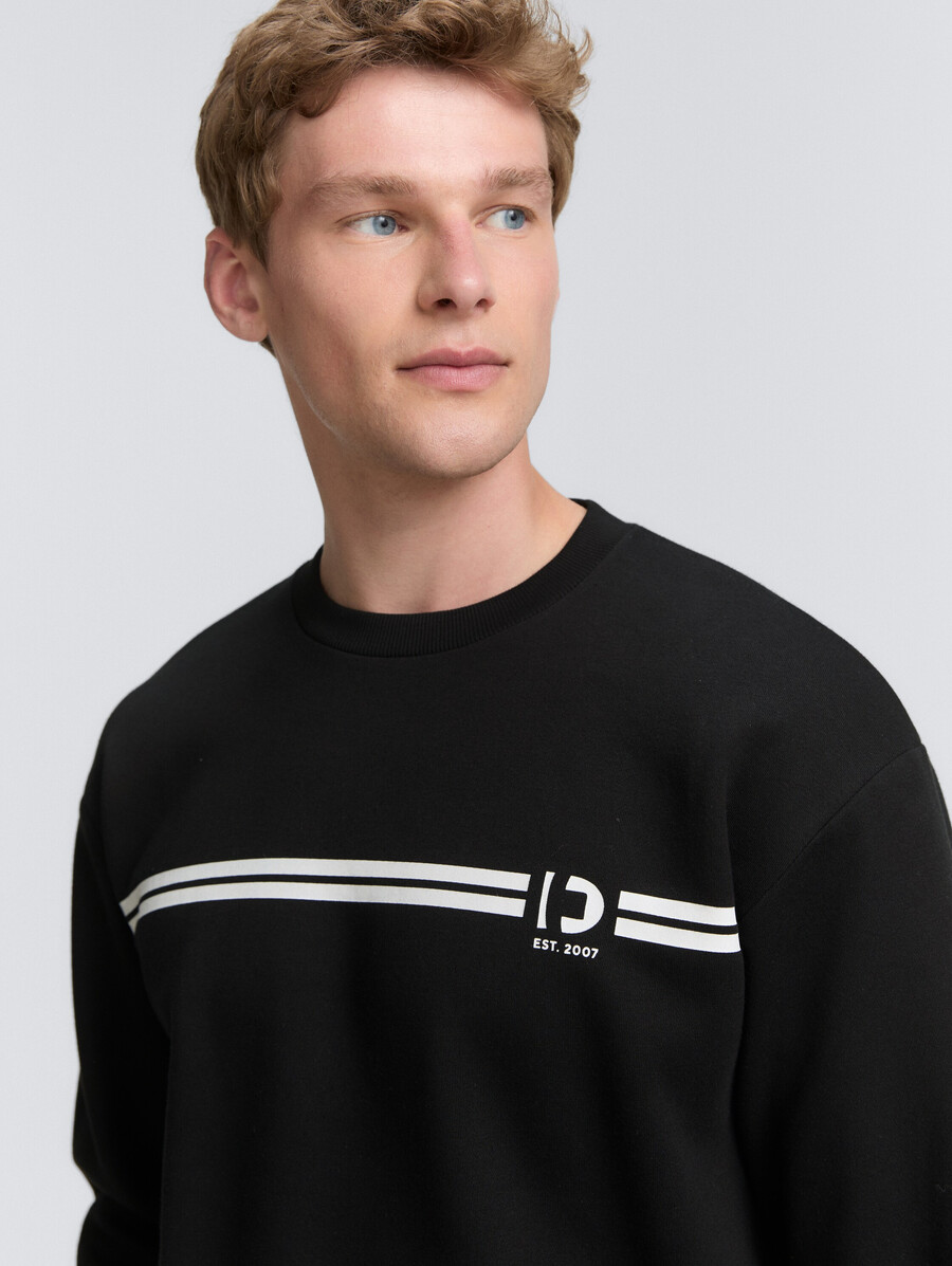 sweatshirt mit rundhalsausschnitt und aufdruck