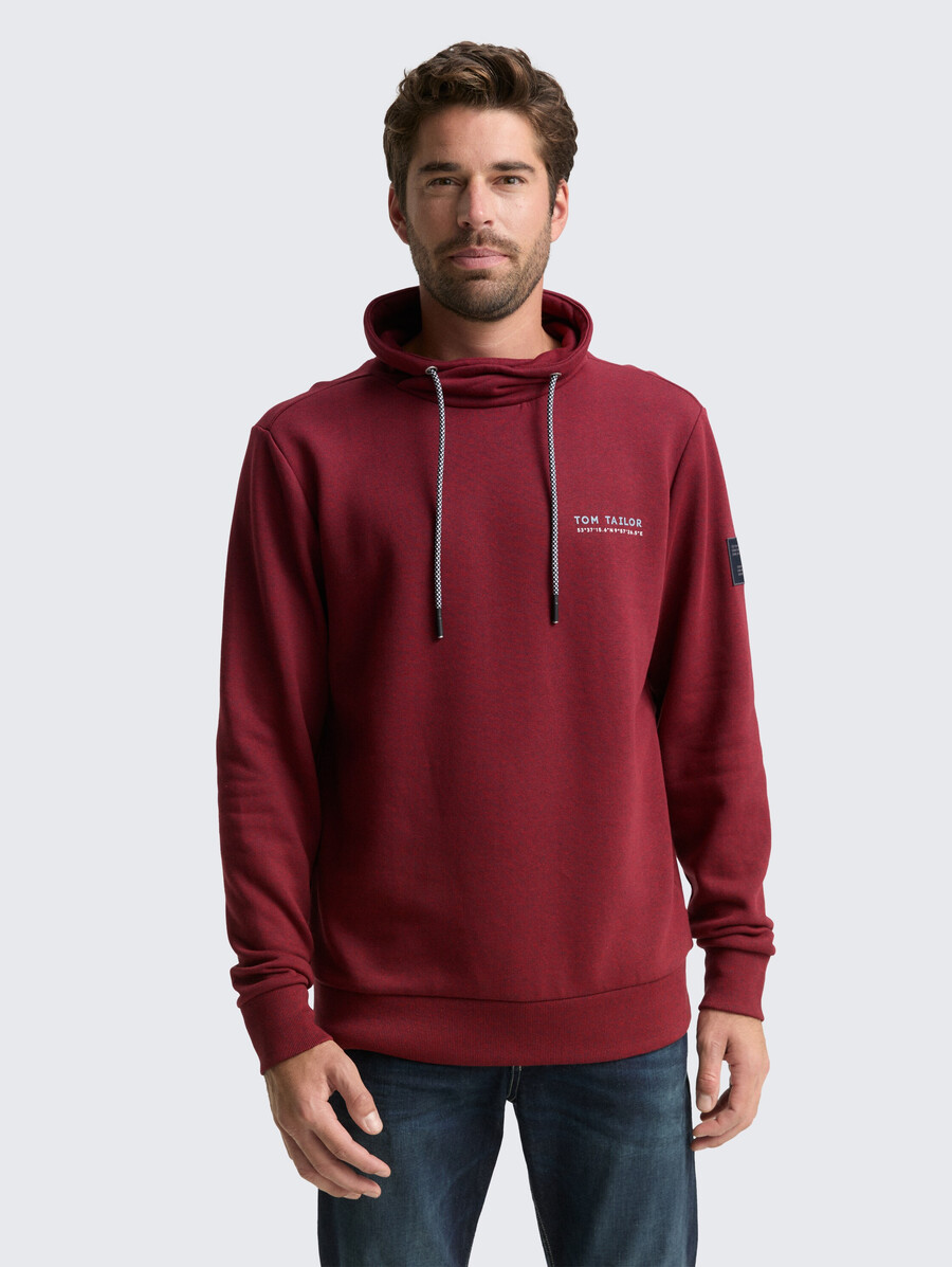 schlauchschal mit logodetails