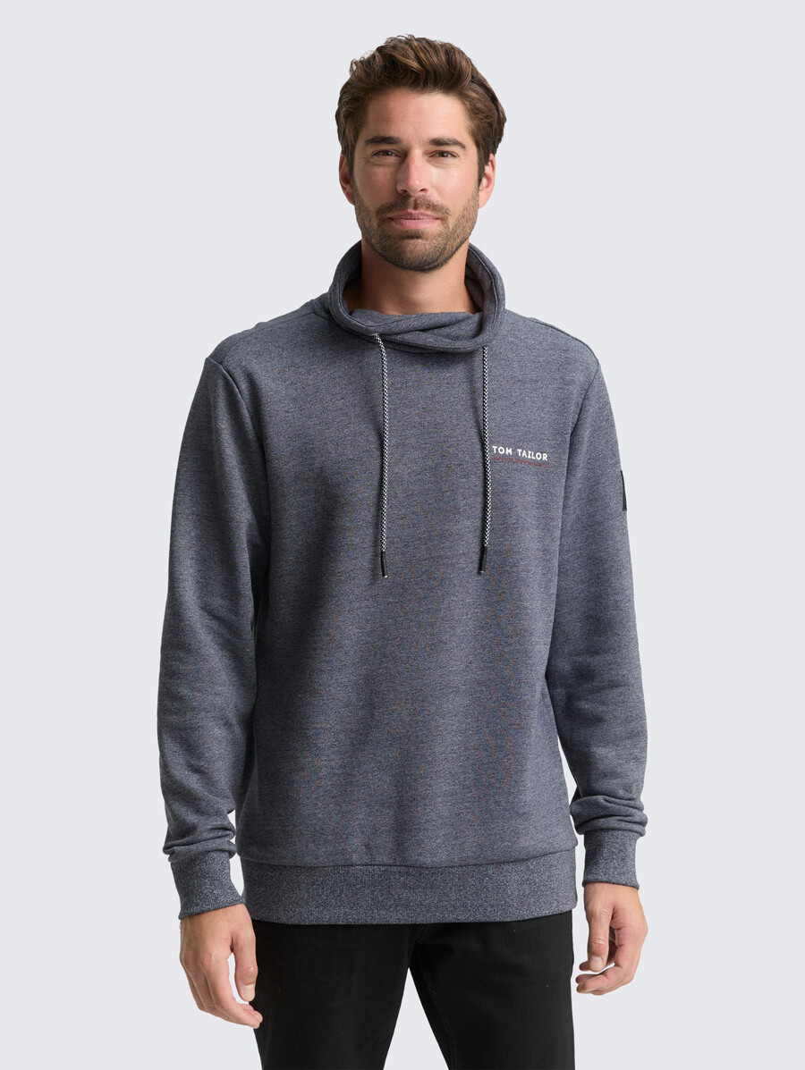 schlauchschal mit logodetails
