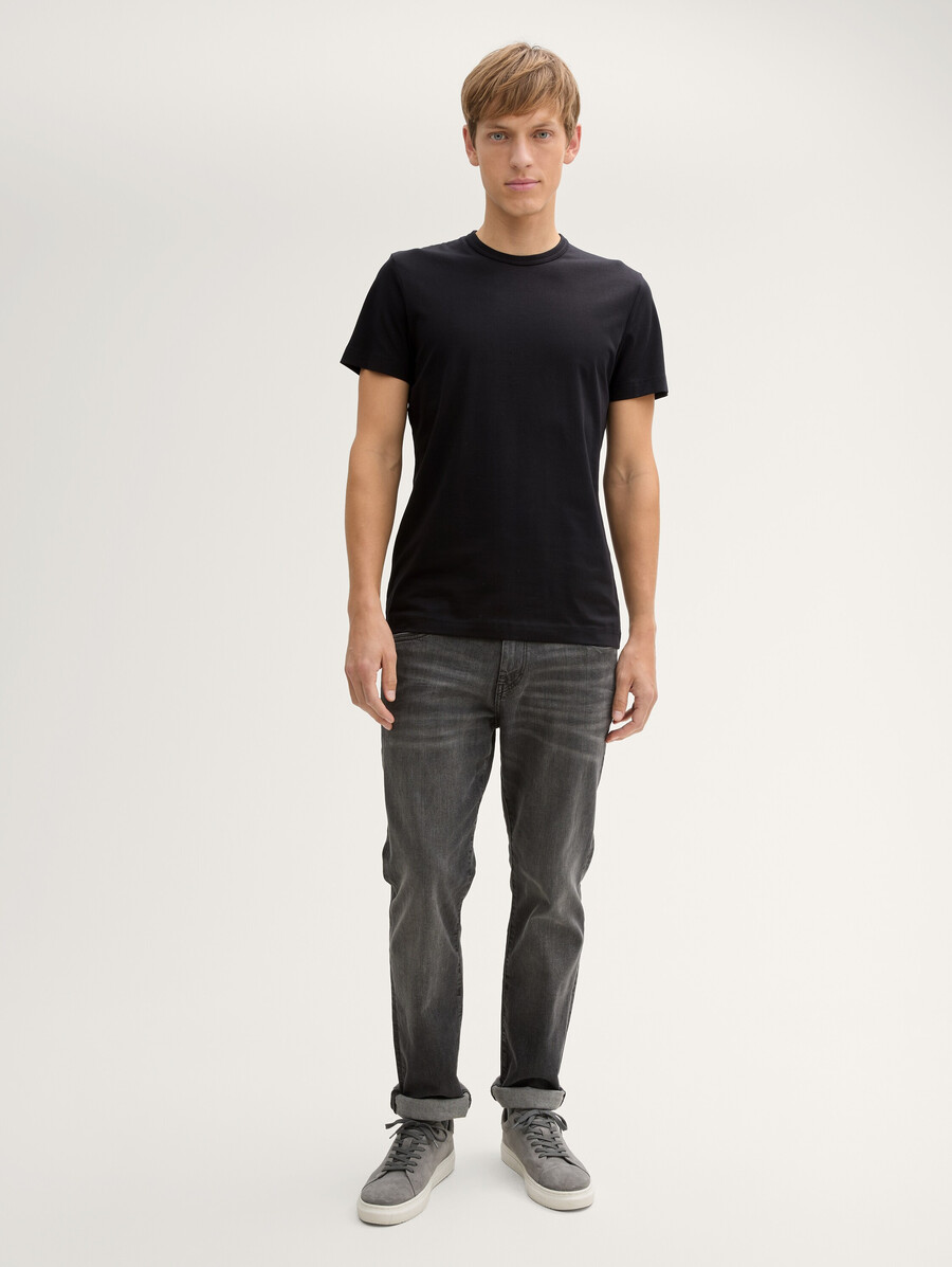 schmal geschnittenes t-shirt mit stretchanteil